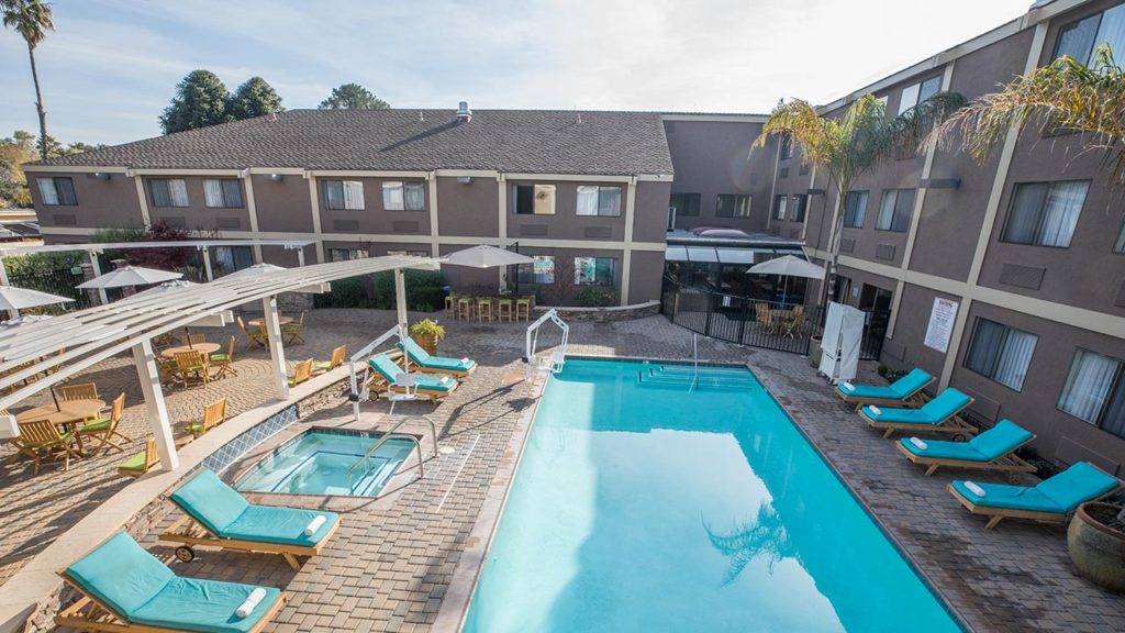 Maple Tree Inn - Outdoor Pool, Spa, and Lounge Area